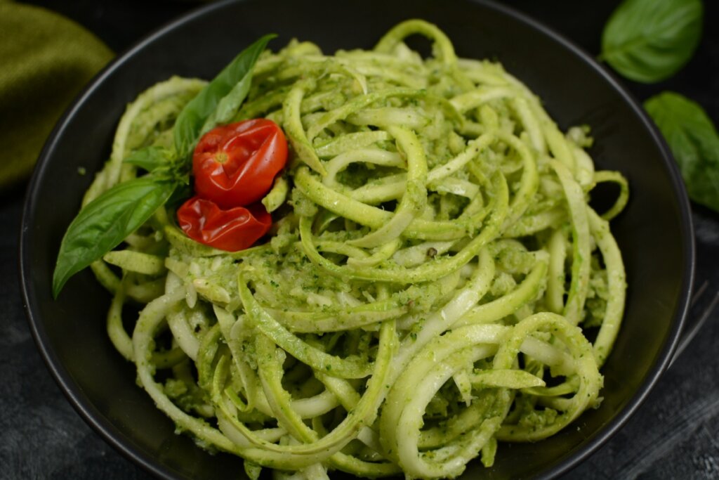 Espaguete de abobrinha com pesto (Imagem: Azra H | Shutterstock)