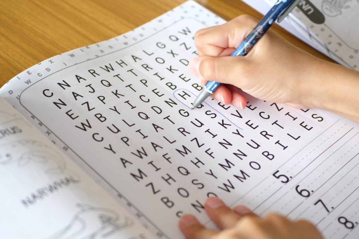 Passatempos como caça-palavras e sudoku auxiliam na capacidade de memorização (Imagem: radoszki | Shutterstock)