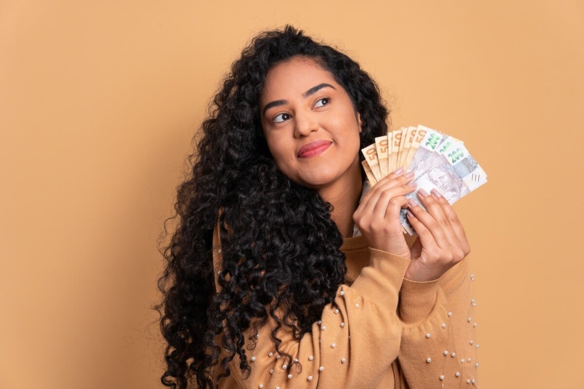 Saber como usar o 13º salário evita dívidas no próximo ano (Imagem: Vergani Fotografia | Shutterstock)