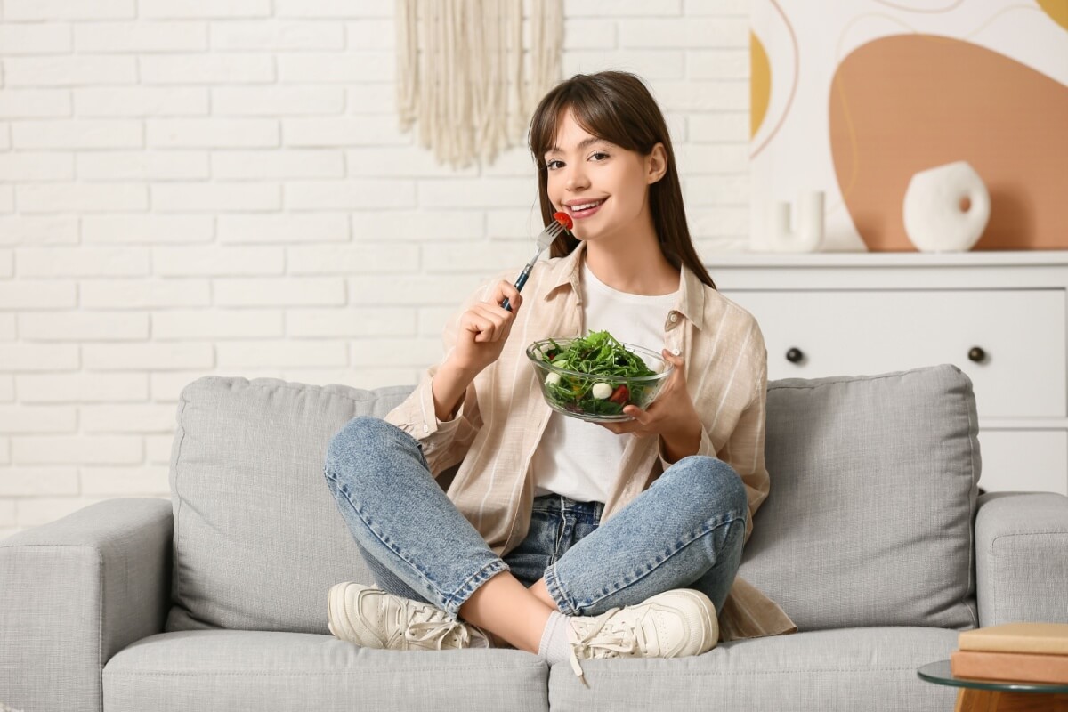 Uma dieta equilibrada, aliada a hábitos saudáveis, pode ajudar a reduzir o risco de AVC (Imagem: Pixel-Shot | Shutterstock)
