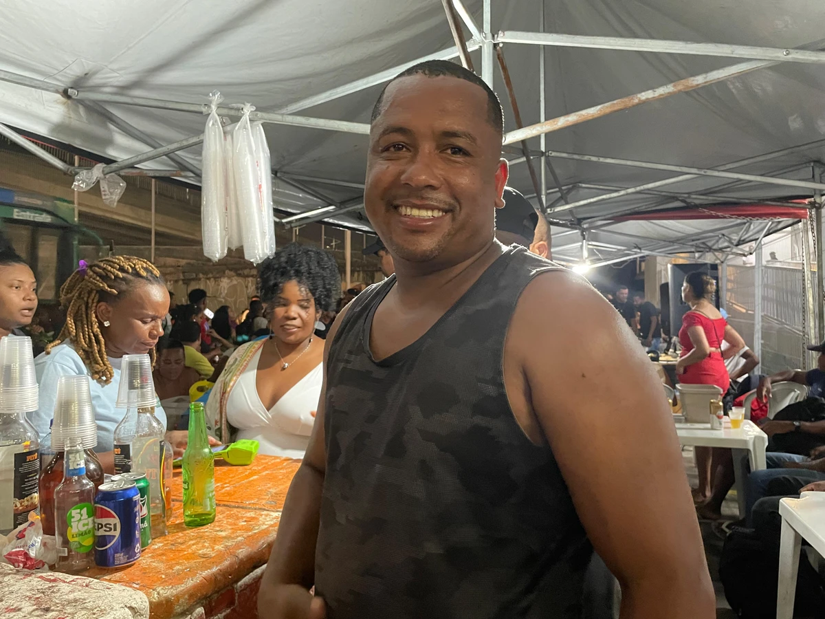 Elessandro dos Santos é responsável pela Barraca do Sandro, que também realiza um "Samba do Acesso Norte" nas sexta-feiras por Elaine Sanoli/CORREIO*