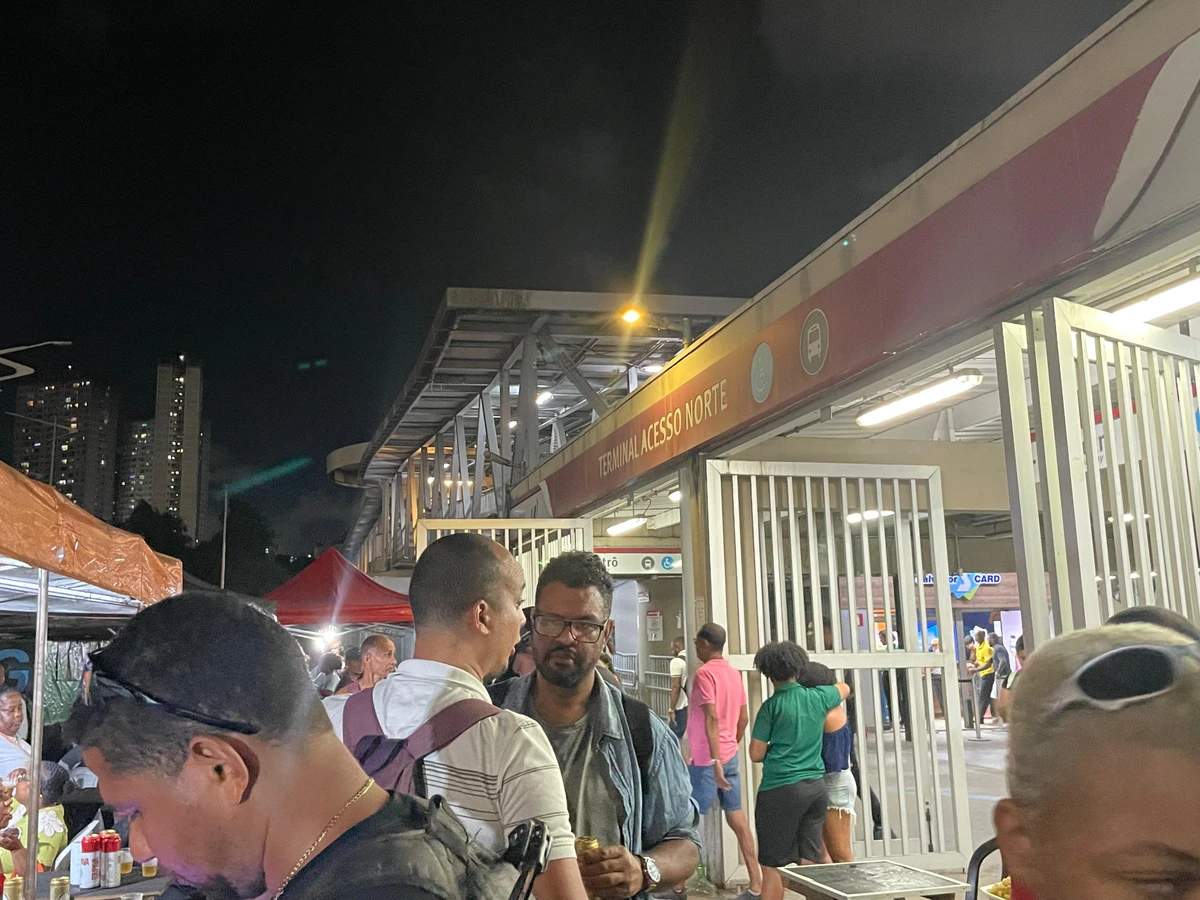 Em frente à Estação Acesso Norte, comerciantes vendem alimentos e bebidas para todos os gostos por Elaine Sanoli/CORREIO*