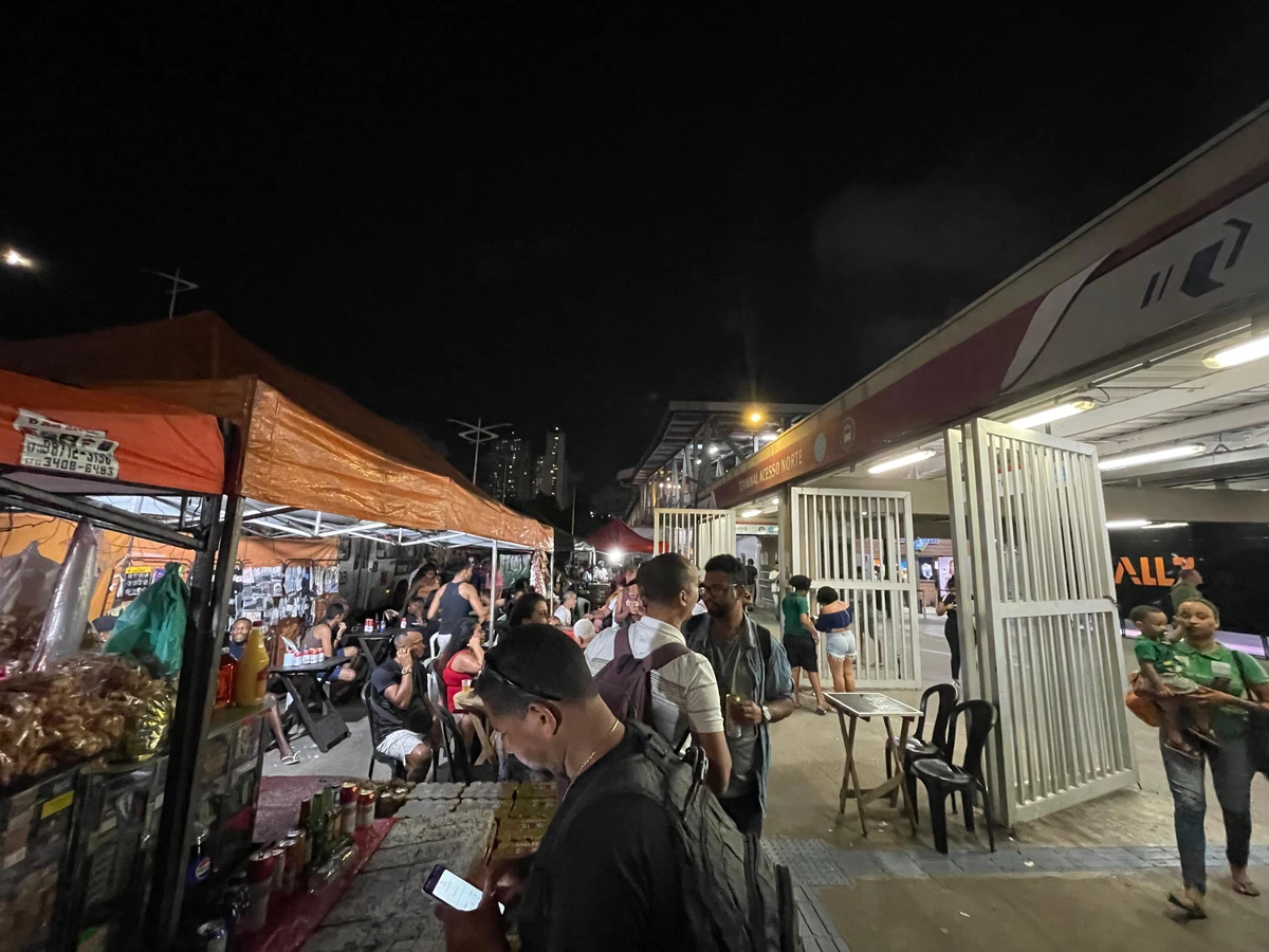 Em frente à Estação Acesso Norte, comerciantes vendem alimentos e bebidas para todos os gostos por Elaine Sanoli/CORREIO*