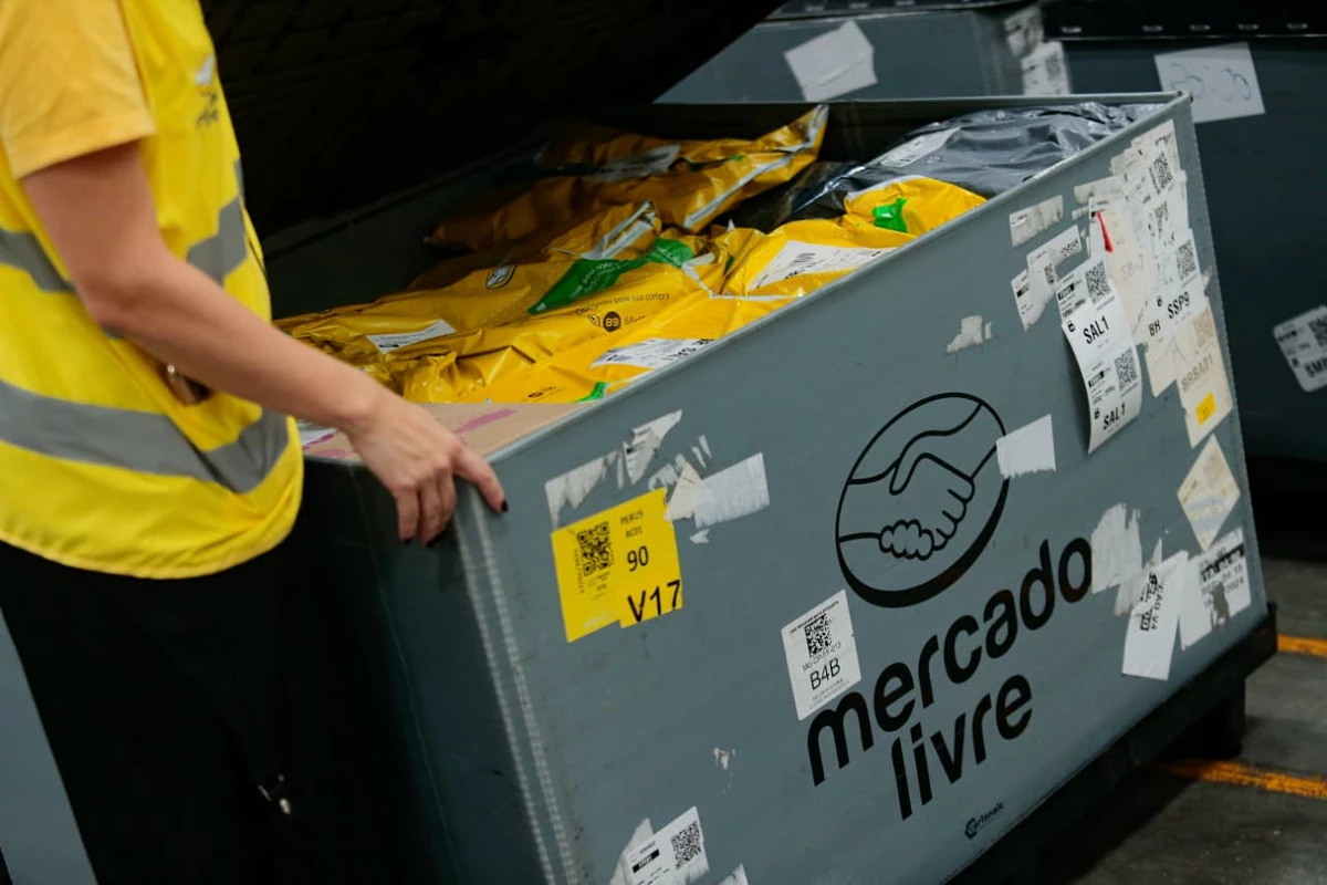 Empresa tem caixas transportadoras que são empilhadas nos caminhões, com o objetivo de otimizar espaço e enviar mais produtos por Arisson Marinho/CORREIO