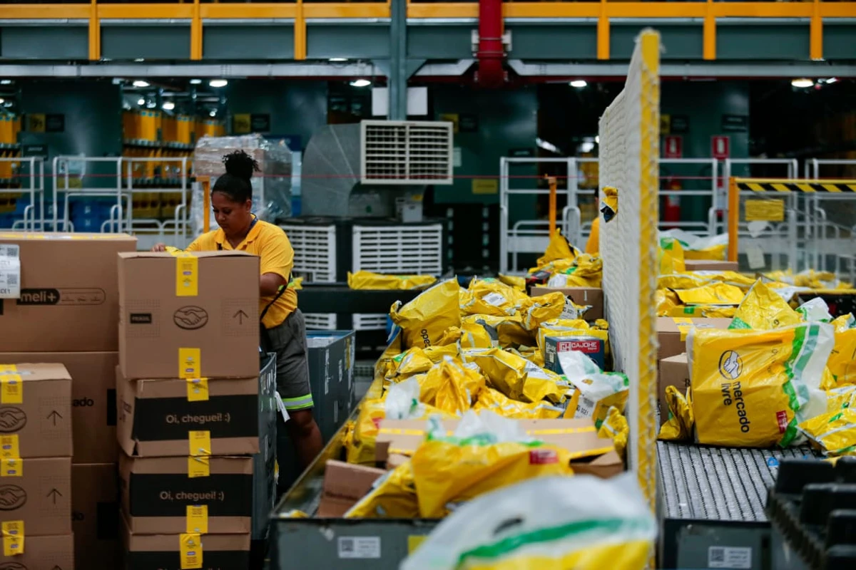 Outros estados têm os chamados service centers, que recebem produtos de outros centros e fazem a redistribuição para o consumidor final, a “última milha”. por Arisson Marinho/CORREIO