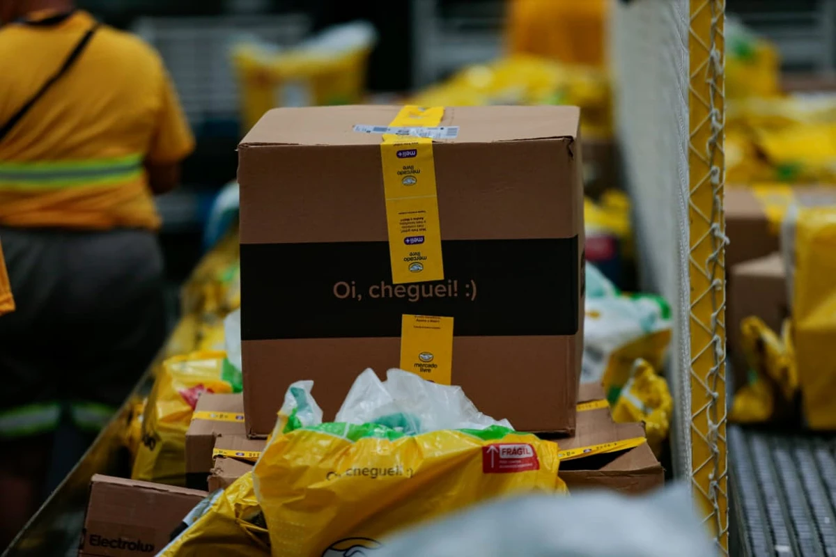 Centro de distribuição de Lauro de Freitas funciona 24 horas por dia, sete dias por semana por Arisson Marinho/CORREIO