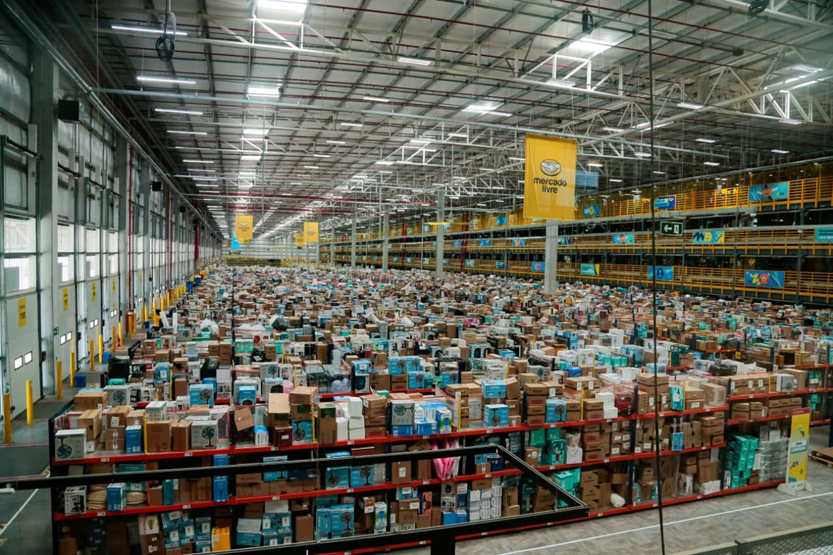 Além de receber e direcionar compras de todos os lugares, centro tem também um estoque que permite que clientes recebam os produtos no dia da compra; são as chamadas "vendas full" por Arisson Marinho/CORREIO