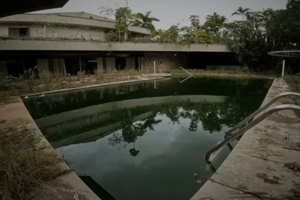 Trecho do vídeo de Luan Daniel mostrando a mansão de Pelé  por Reprodução/YouTube