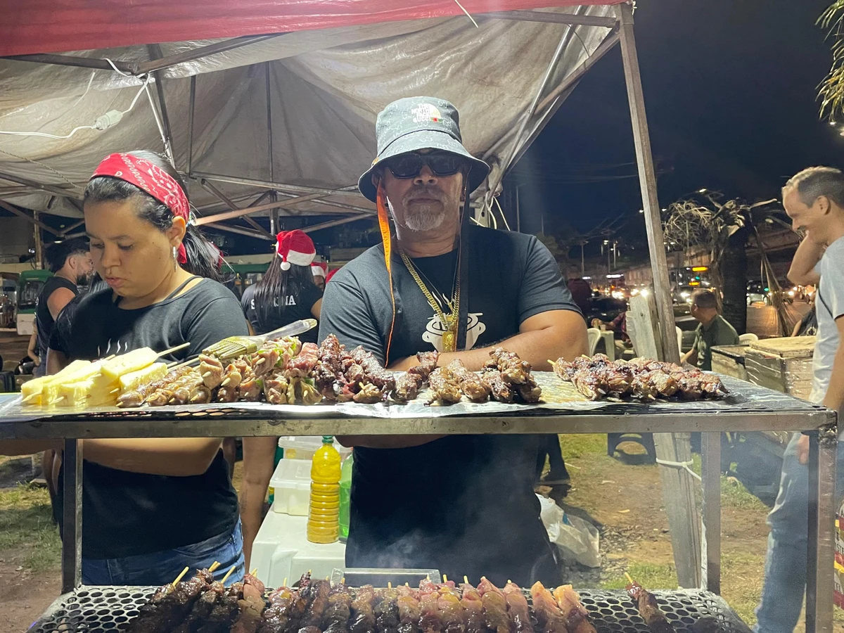 Val administra o Churrasquinho dos Bonitos com o filho, Romário por Elaine Sanoli/CORREIO*