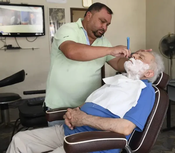 Ator fazendo a barba com o barbeiro Zito por Cristina Granato/Divulgação
