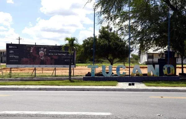 Cartaz da peça de Othon na entrada da cidade por Cristina Granato/Divulgação