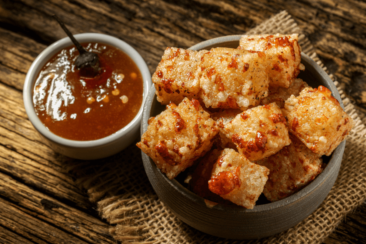 Dadinho de tapioca com molho de pimenta (Imagem: Estudio Originar | Shutterstock)