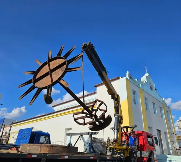 Escultura do Corisco, em homenagem a Othon, feita pelo artista Edmilson Santana por Cristina Granato/Divulgação