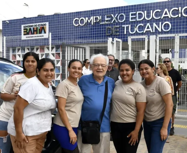 Fãs de Othon Bastor no Complexo Educadional de Tucano  por Cristina Granato/Divulgação