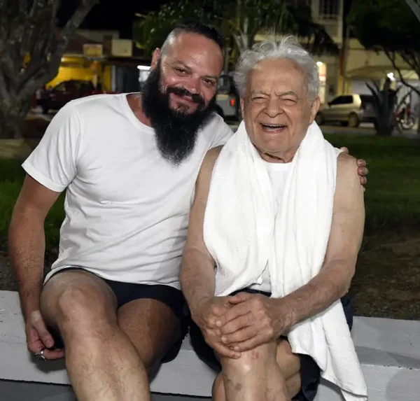 Marcus Vinicius de Moraes e Othon Bastos, na praça Ana Oliveira por Cristina Granato/Divulgação