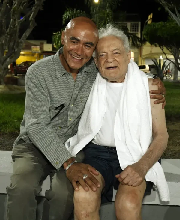 O artista Edmilson Santana, que critou uma escultura para o ator, com Othon Bastos  por Cristina Granato/Divulgação