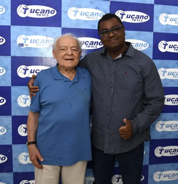 Othon Bastos e o locutor Gil Santos, da Rádio Tucano FM  por Cristina Granato/Divulgação