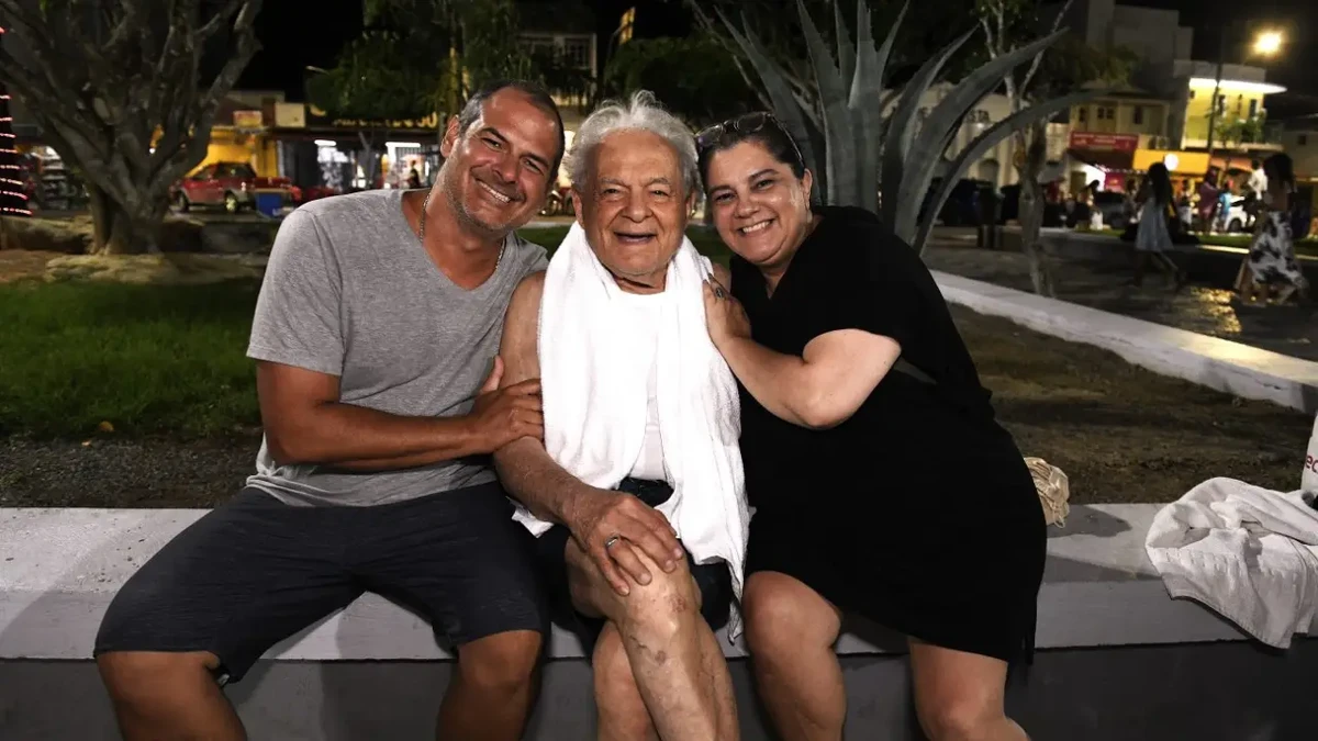 Pedro Bastos com o pai Othon e a produtora Bianca De Felippes por Cristina Granato/Divulgação