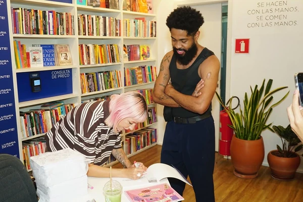 Nanaths no lançamento do seu livro por Reprodução