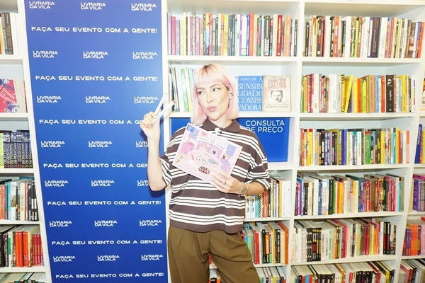 Nanaths no lançamento do seu livro por Reprodução