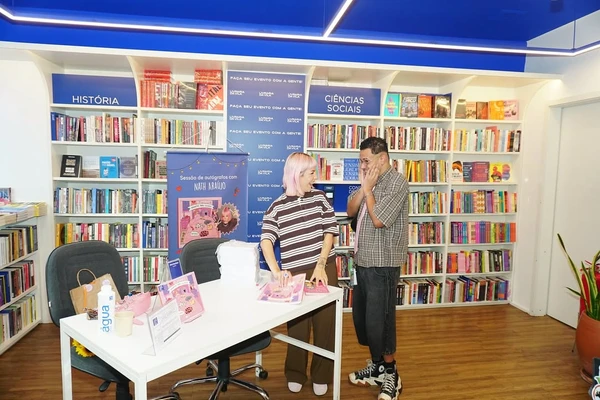 Nanaths no lançamento do seu livro por Reprodução