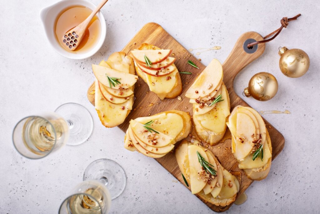 Crostini de brie com pera, mel e nozes-pecã (Imagem: Elena Veselova | Shutterstock)