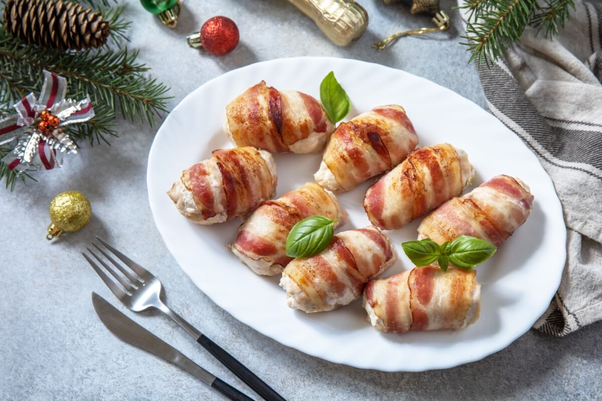 Enroladinho de frango com bacon e ricota (Imagem: Elena Hramova | Shutterstock)