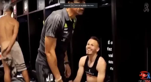 Coincidência: cena de Saúl lembrou que, em 2019, ano em que o Flamengo também conquistou a Libertadores, um vídeo de bastidores da Fla TV mostrou, sem querer, o espanhol Pablo Marí nu por Reprodução