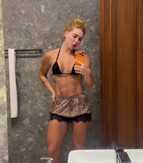 Virginia Fonseca para deixar os músculos do abdômen mais evidentes por Reprodução