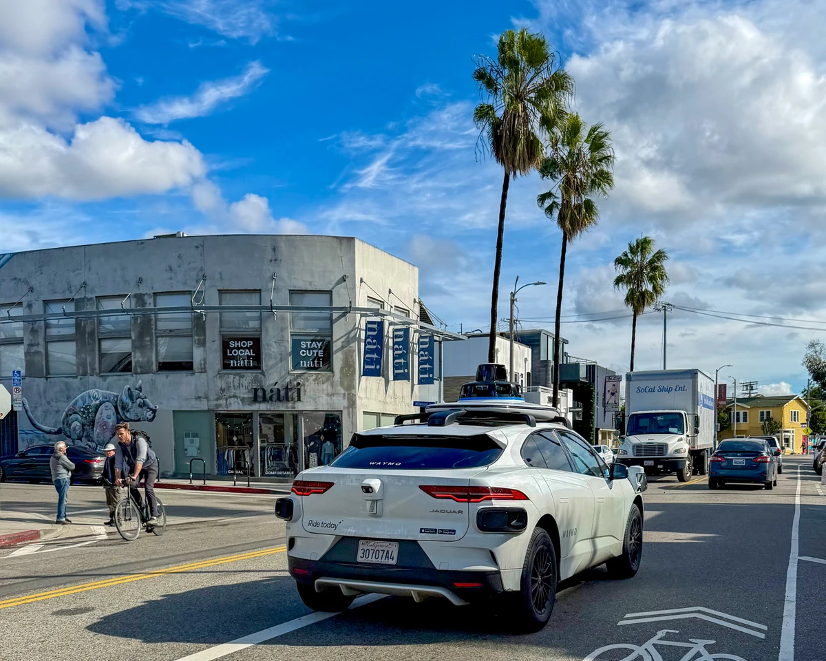 O Jaguar I-Pace recebeu um aparato de radares e sensores para ser autônomo por Antônio Meira Jr.