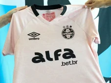 Imagem - Após fala homofóbica de técnico rival, Grêmio oferece desconto em camisas rosas; veja quanto