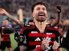 Imagem - Léo Pereira, do Flamengo, é visto saindo de festa com atleta da Seleção Brasileira