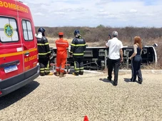 Imagem - Ônibus tomba com 45 estudantes dentro de campus da Univasf