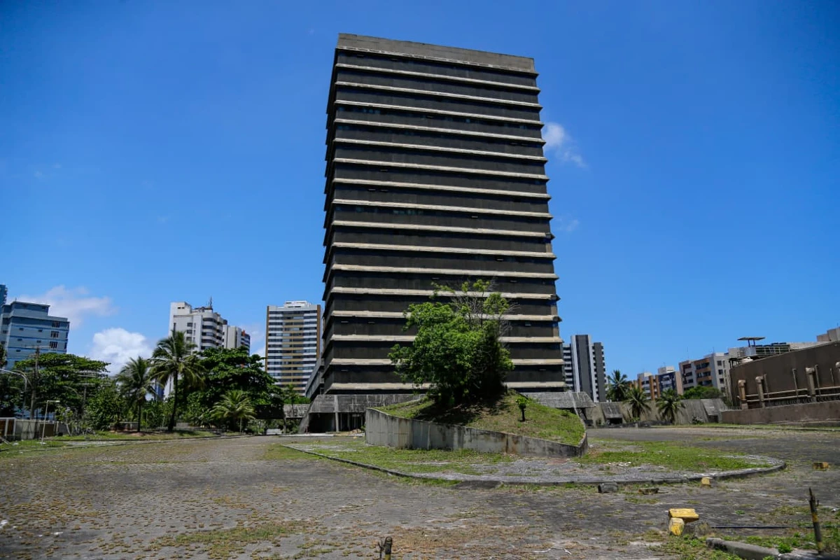 Antiga sede dos Correios acumula roubos e invasões por Arisson Marinho/CORREIO