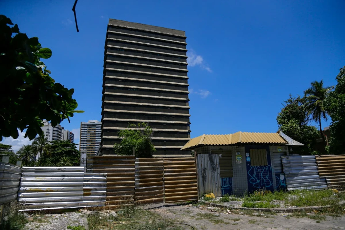 Antiga sede dos Correios acumula roubos e invasões por Arisson Marinho/CORREIO