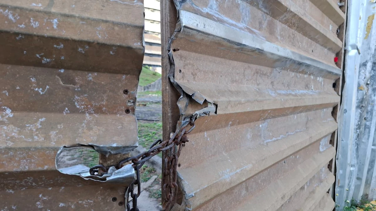 Antiga sede dos Correios acumula roubos e invasões por Larissa Almeida/CORREIO