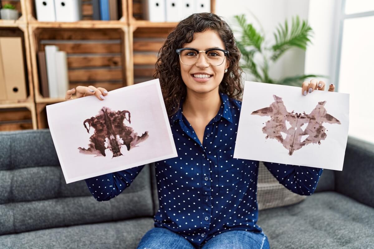 O Teste de Rorschach ajuda a avaliar o funcionamento psíquico dos indivíduos (Imagem: Krakenimages.com | Shutterstock)