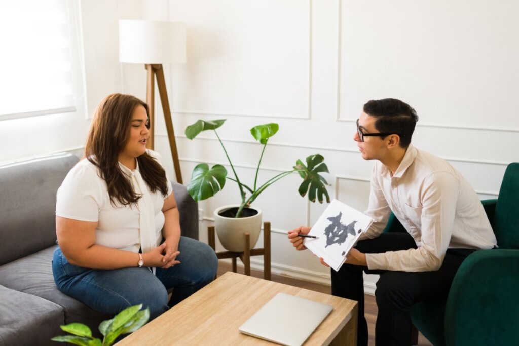 O Teste de Rorschach só pode ser aplicado por psicólogos especialistas na área (Imagem: antoniodiaz | Shutterstock)