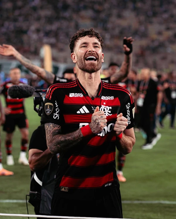 Léo Pereira comemora título da Libertadores do Flamengo por Reprodução/Instagram