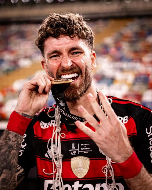 Léo Pereira comemora título da Libertadores do Flamengo por Reprodução/Instagram