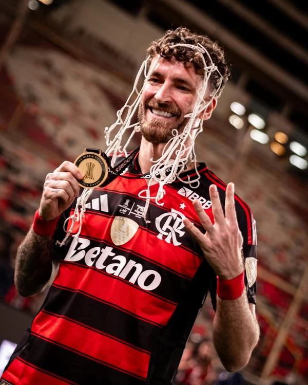 Léo Pereira comemora título da Libertadores do Flamengo por Reprodução/Instagram