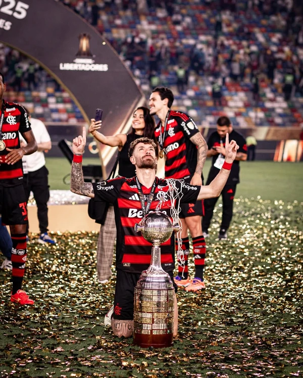 Léo Pereira comemora título da Libertadores do Flamengo por Reprodução/Instagram