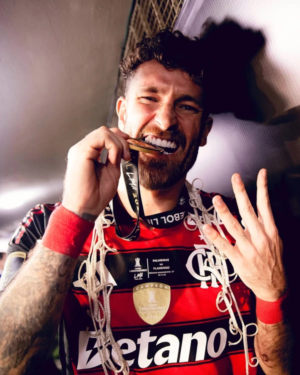 Léo Pereira comemora título da Libertadores do Flamengo por Reprodução/Instagram