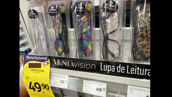 Óculos de leitura por Reprodução