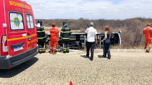 Ônibus tomba com 45 estudantes dentro de campus de universidade