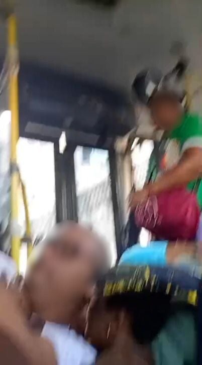 Passageiros de ônibus ficaram desesperados com os tiros por Reprodução