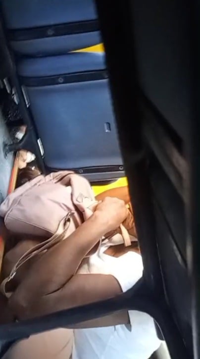 Passageiros de ônibus ficaram desesperados com os tiros por Reprodução