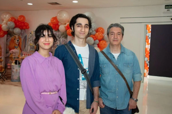 Rafael Braga, filho de Roberto Carlos, ao lado dos filhos João Paulo e Maria