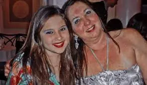 Virginia Fonseca na adolescência, ao lado da mãe por Reprodução