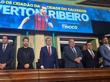 Imagem - 'O povo me abraçou', diz Everton Ribeiro ao receber título de Cidadão Soteropolitano na Câmara Municipal